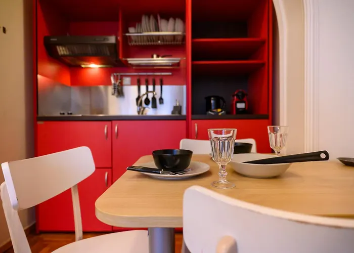 Cosy And Deluxe White Tower 1 Bedroom Flat Апартаменты
