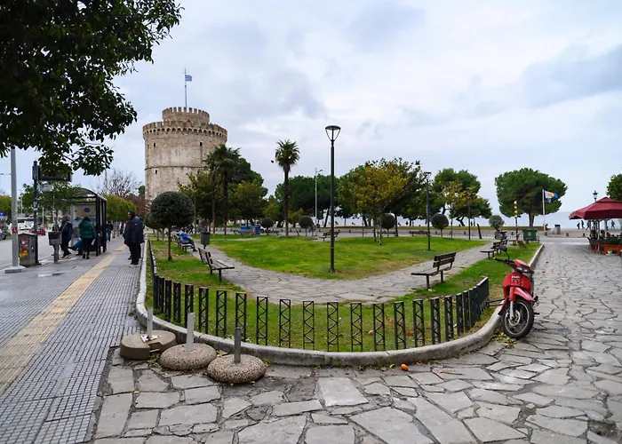 Апартаменты Cosy And Deluxe White Tower 1 Bedroom Flat